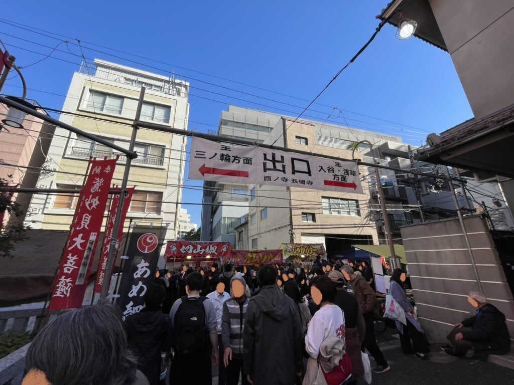 参拝した後、出口を出ると「切山椒」の屋台などがある。