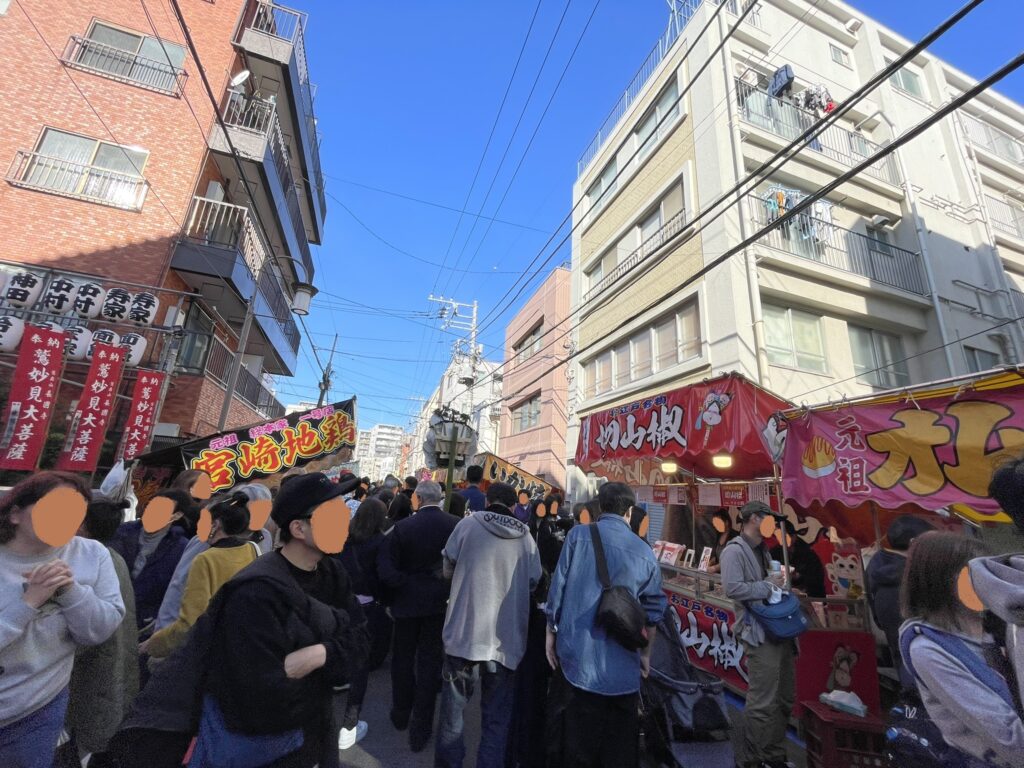 参拝した後の通りにも、縁日の屋台が立ち並んでいる。