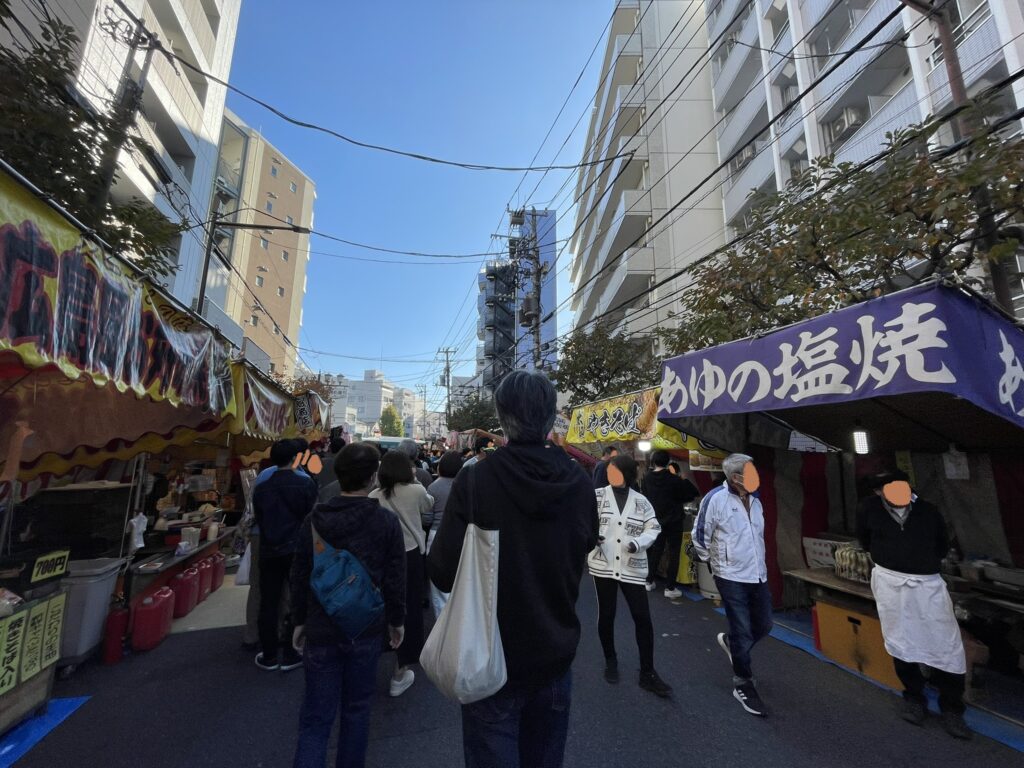 通りの両側に立つ屋台。