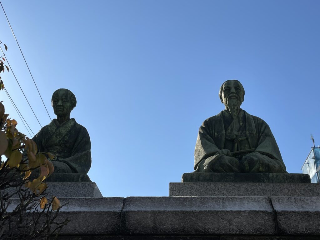 木村屋總本店（きむらやそうほんてん）の創業者である木村安兵衛（きむらやすべえ）様と木村ブナ様の、木村ご夫妻の像。