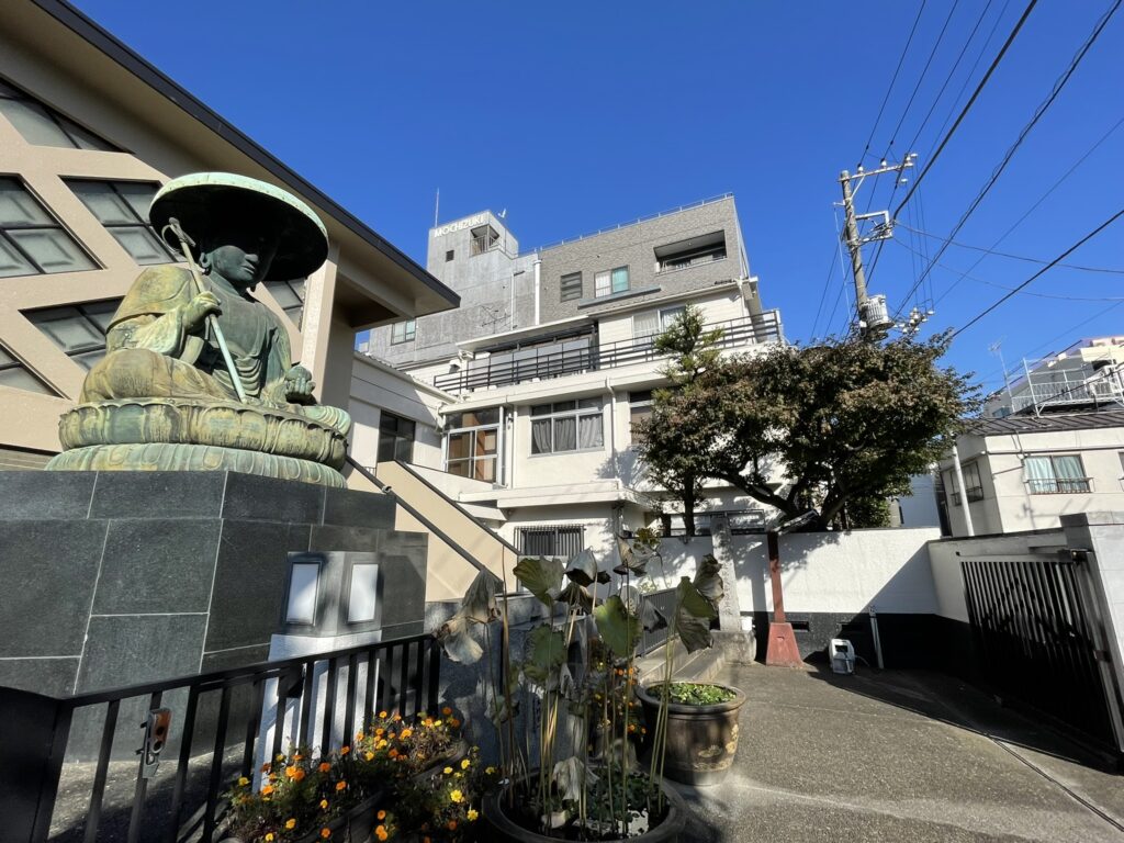 東禅寺の境内。山谷地蔵の近くに「都重宝 銅造地蔵菩薩坐像」の碑もある。