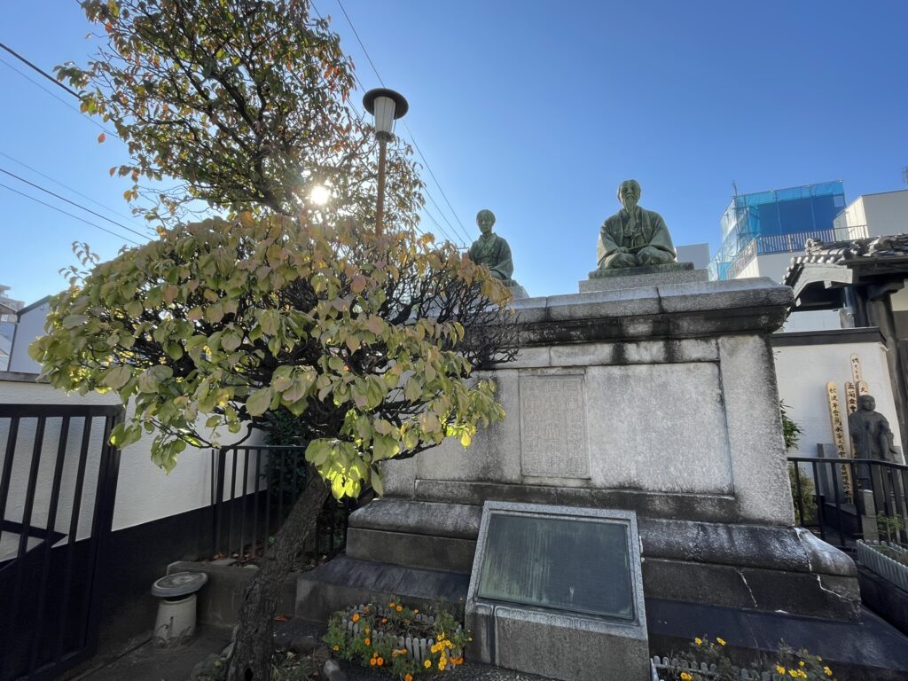 東禅寺の境内で、この地を山谷地蔵とともに見守る木村屋總本店（きむらやそうほんてん）創業者の木村ご夫妻の像。