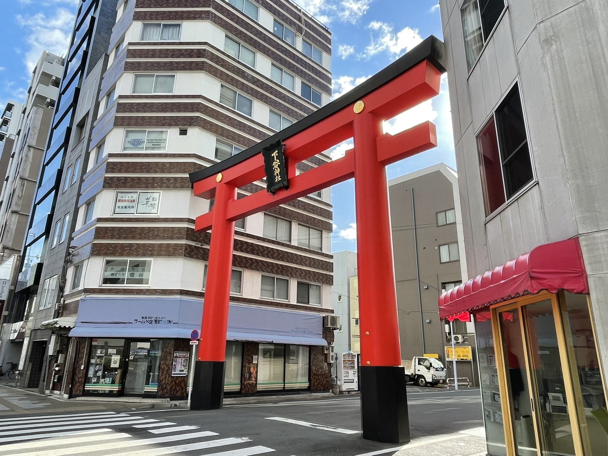 バス通りに面して建つ「下谷神社」の鳥居。
