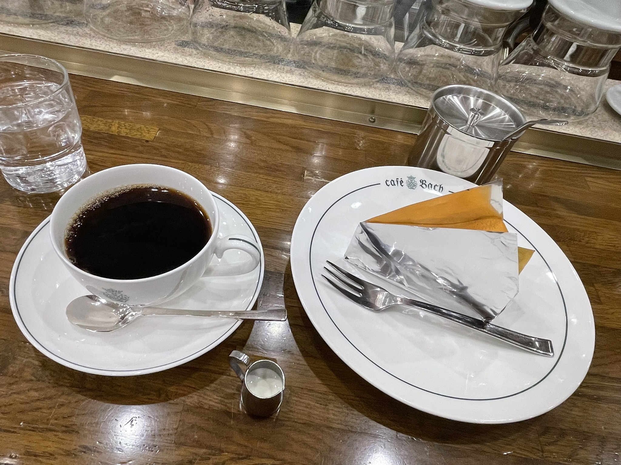カフェバッハ バッハブレンド（ホットコーヒー）とチーズケーキ