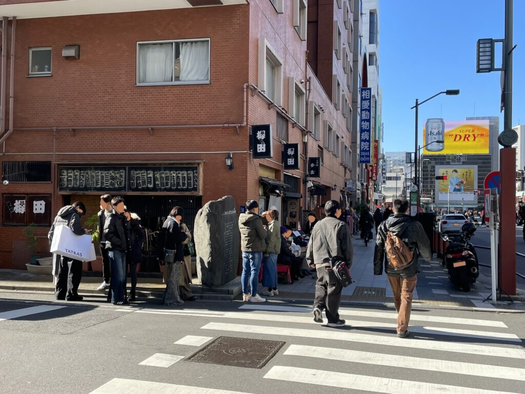 「江戸料理 櫻田」に並んで立つ「久保田万太郎生誕の地」の碑。
