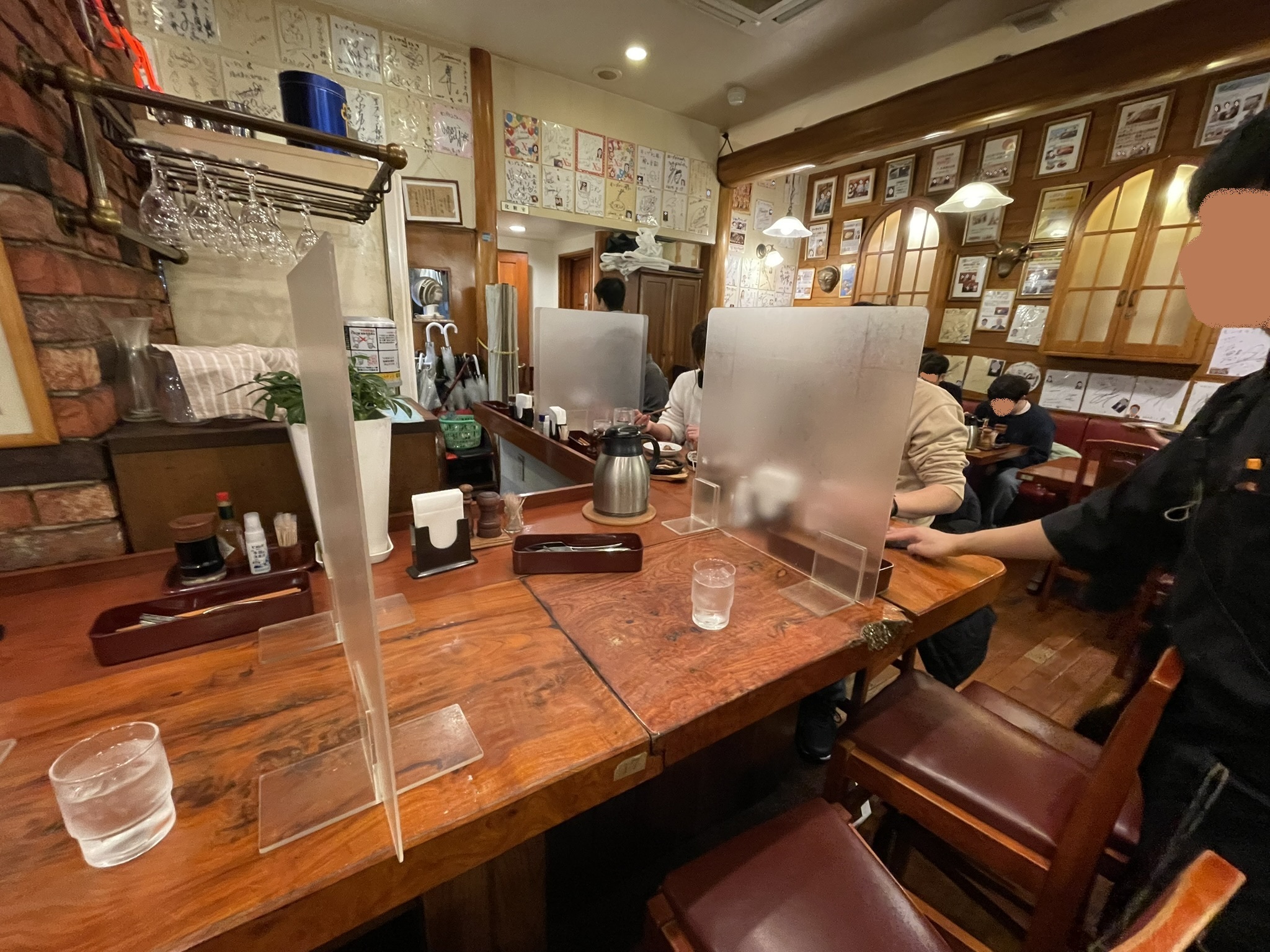 カウンター席は隣席との間に、飛沫防止のアクリル板が設置。