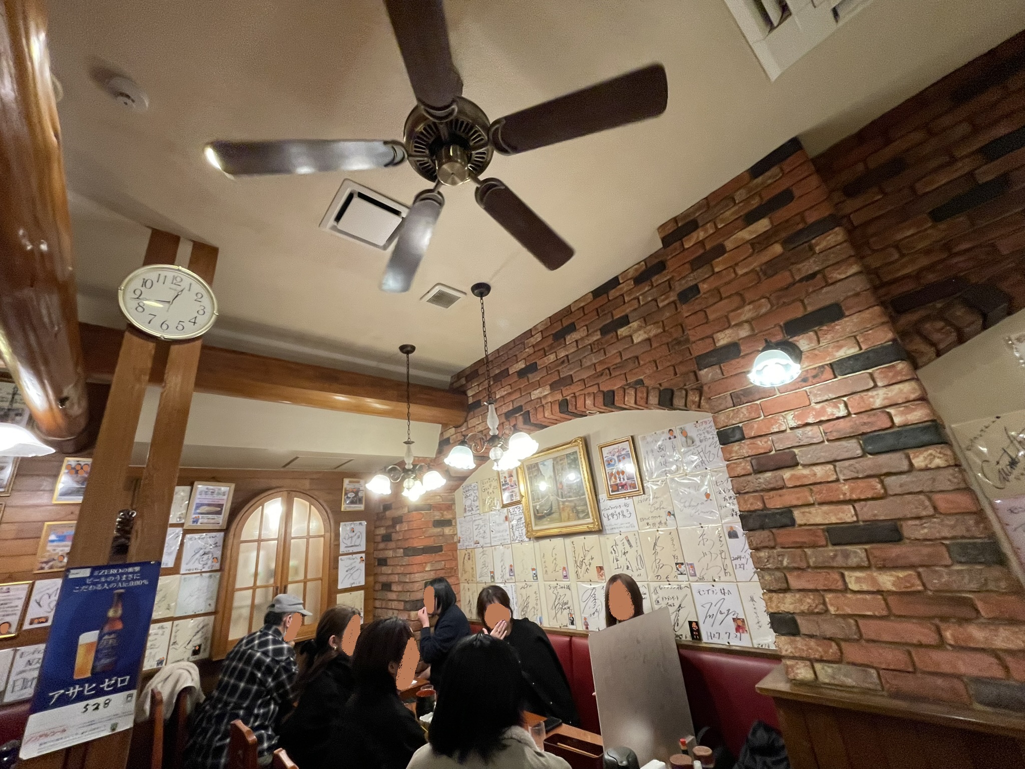 「モンブラン浅草店」さんの店内。テーブル席で楽しそうに食事をする方々の姿が見える。
