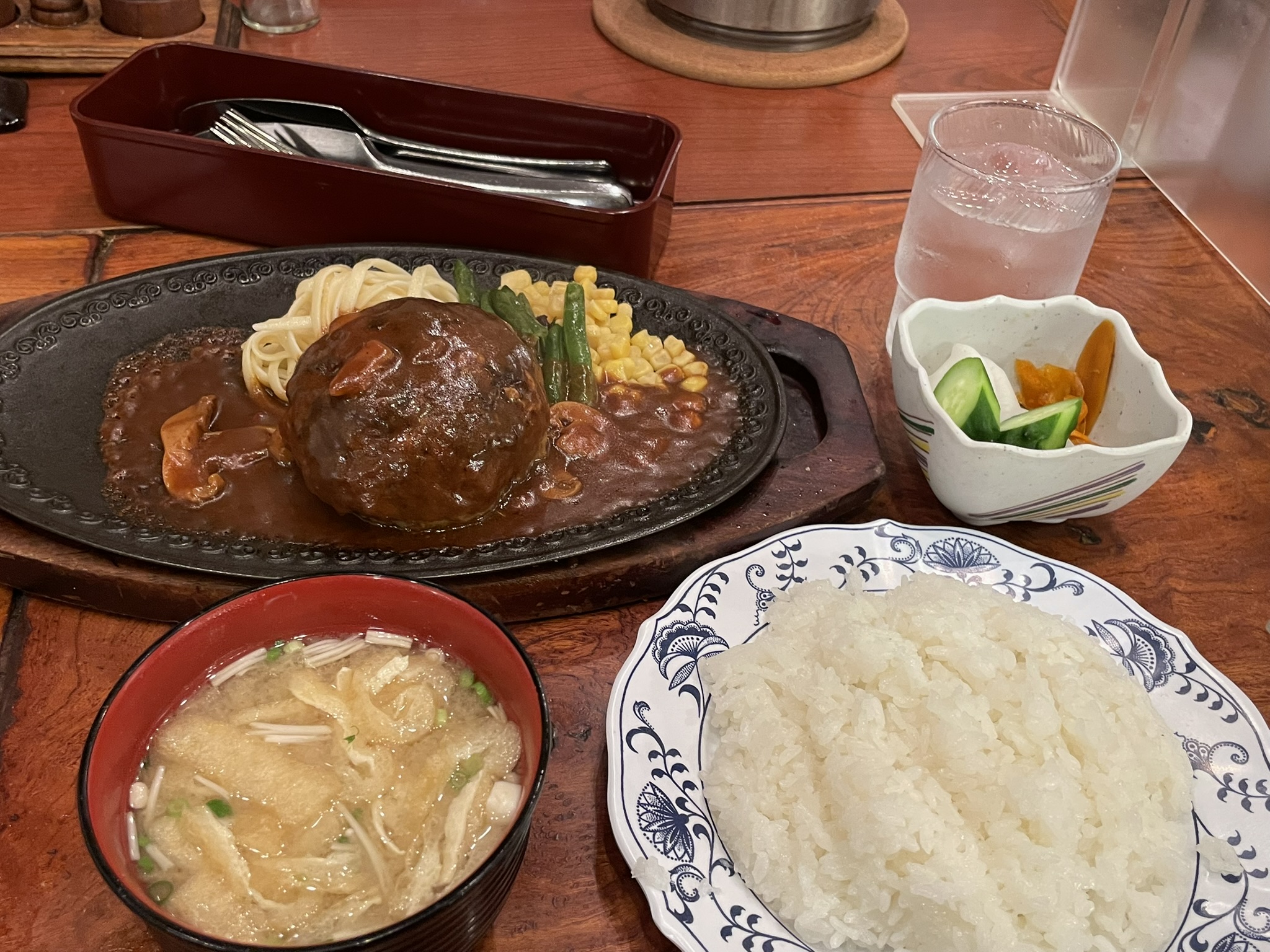 「モンブラン浅草店」さんの鉄皿で提供される「フランスハンバーグ」「ご飯セット」の写真。