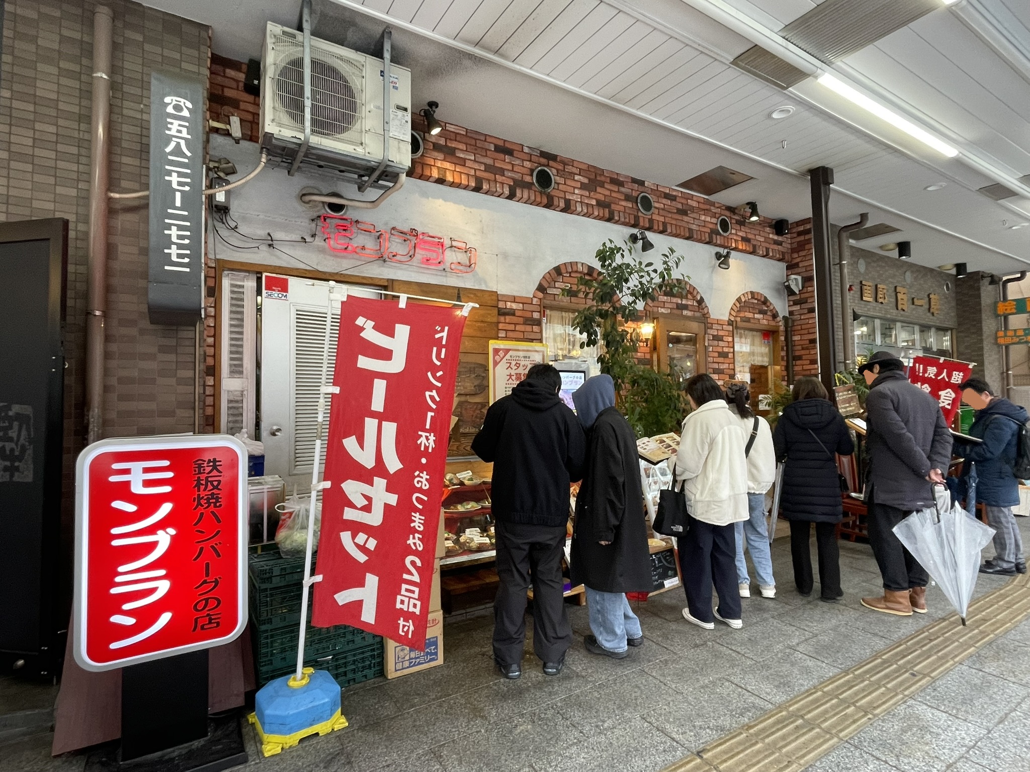 「モンブラン浅草店」さんの全景。たくさんの方が店頭のメニューを見たり、順番待ちの用紙に記入をしている。