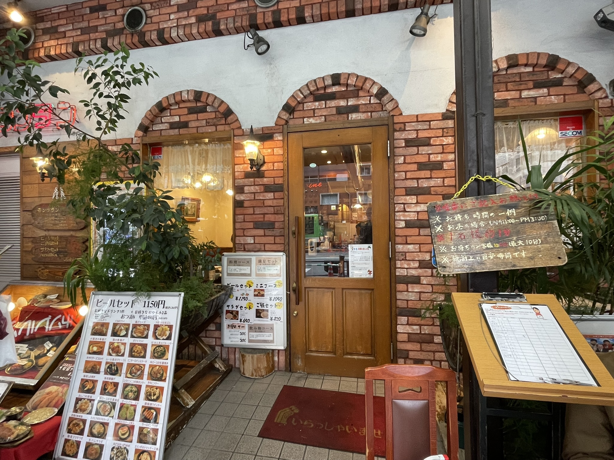 「モンブラン浅草店」の入口。手前に順番待ちの用紙が台の上に置かれている。