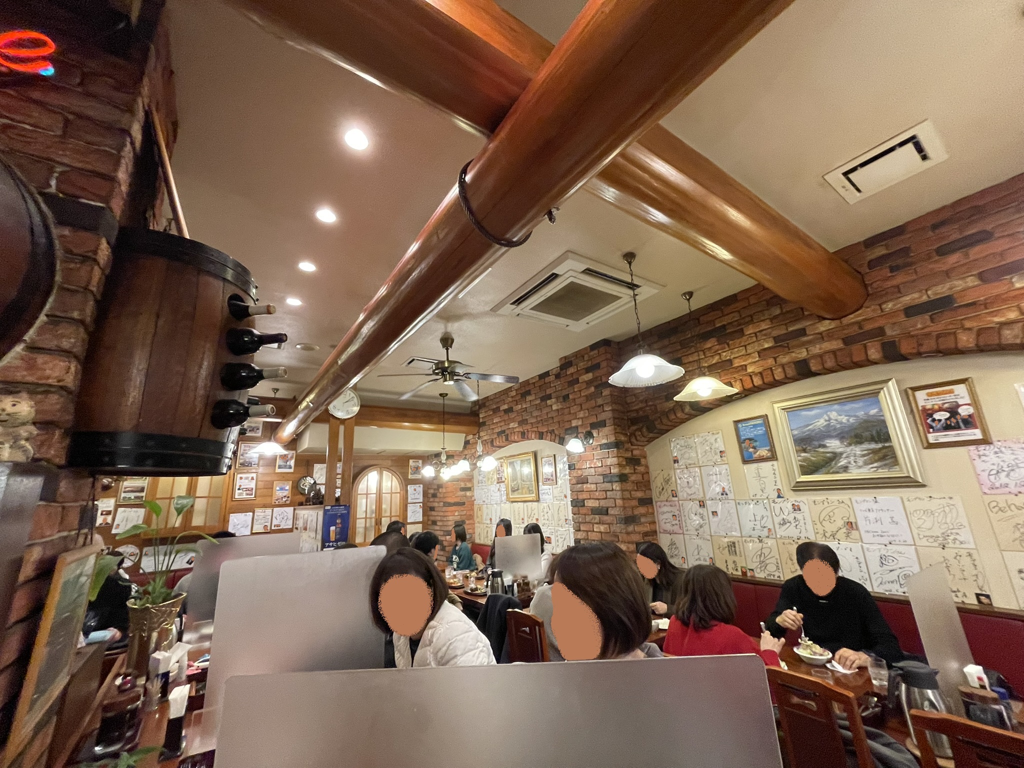 店内の壁に飾られている、たくさんのサイン色紙。