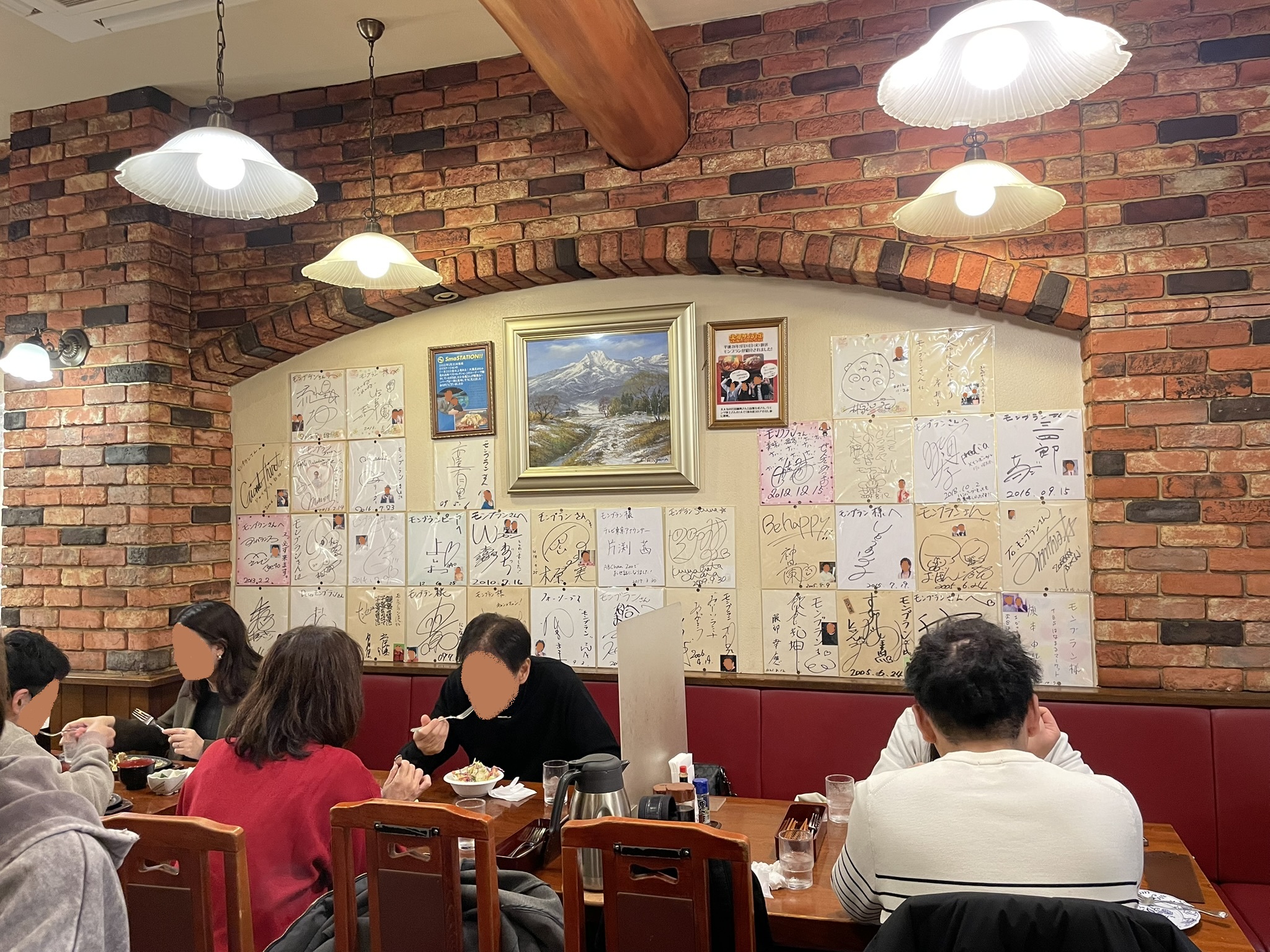 壁に飾られた、たくさんの色紙からも「モンブラン浅草店」さんの人気が伝わってくる。