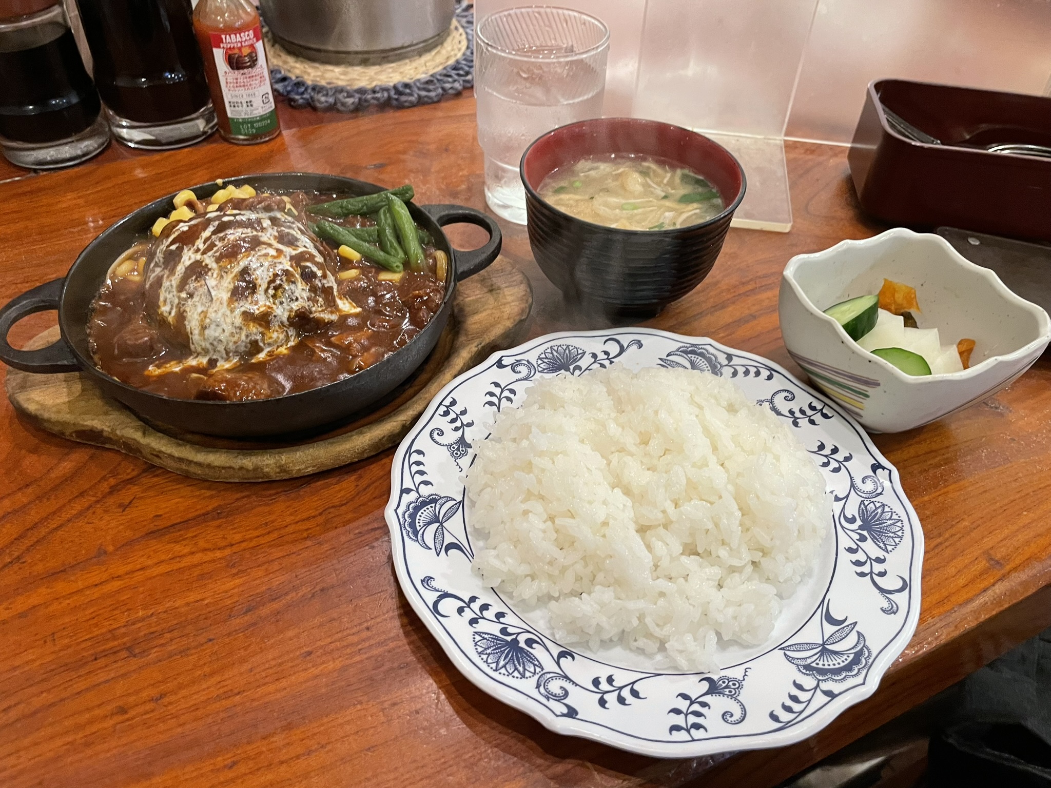 「モンブラン浅草店」さんの「ハンバーグシチュー」と「ご飯セット」の写真。