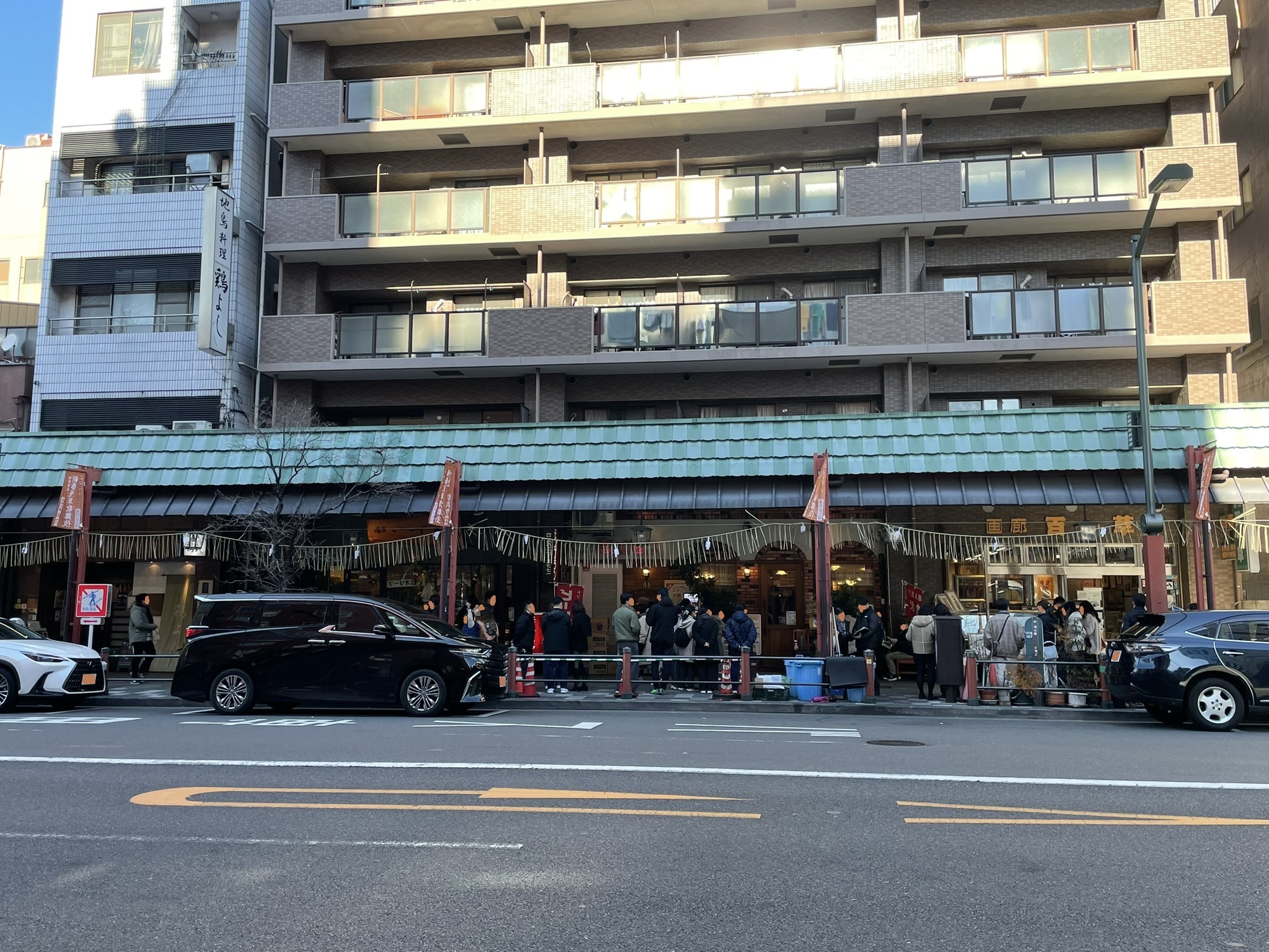 「モンブラン浅草店」さんの建物全景と雷門通り沿いの様子。