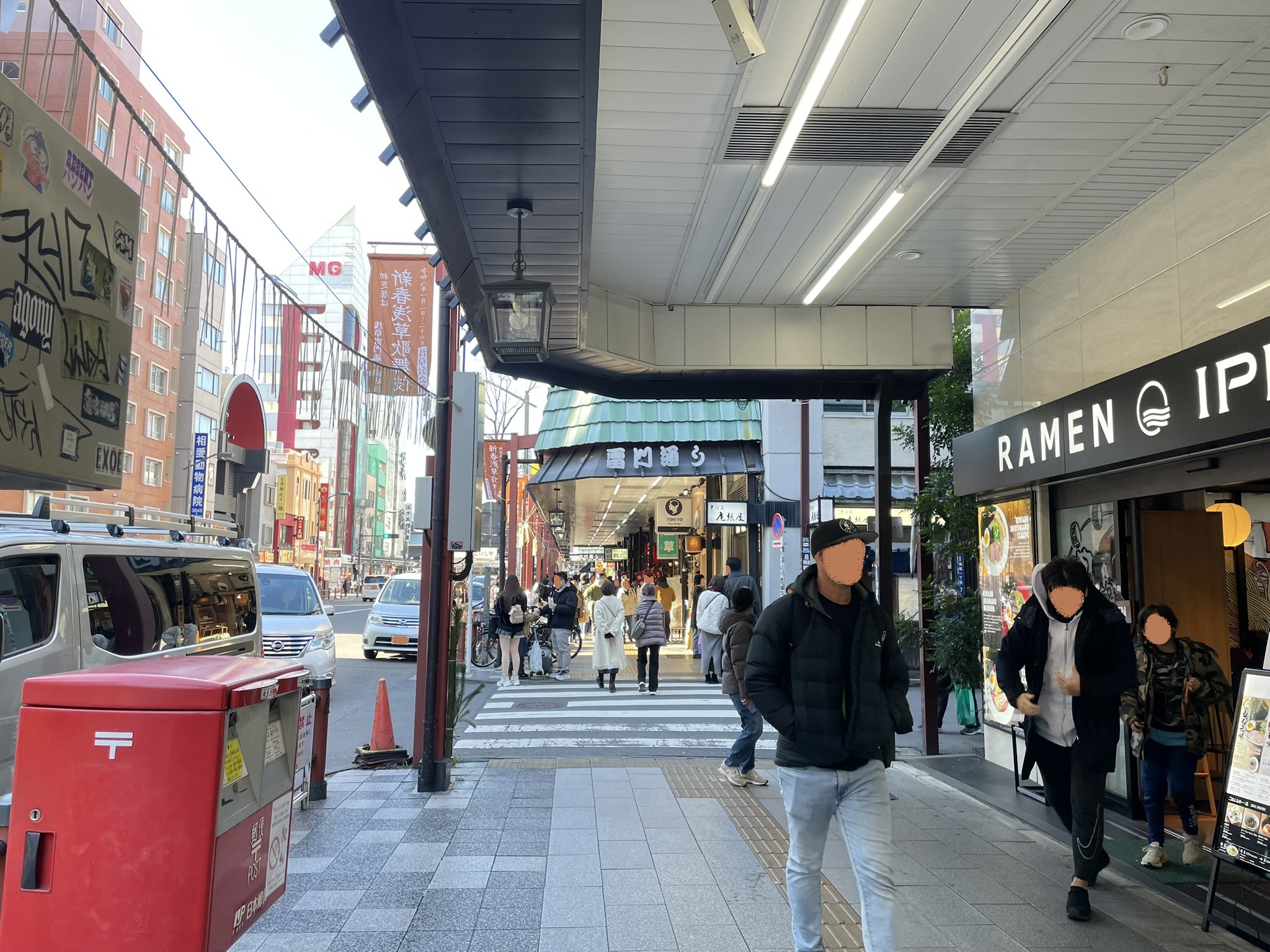 雷門通りのアーケードと人通りのある街並み。