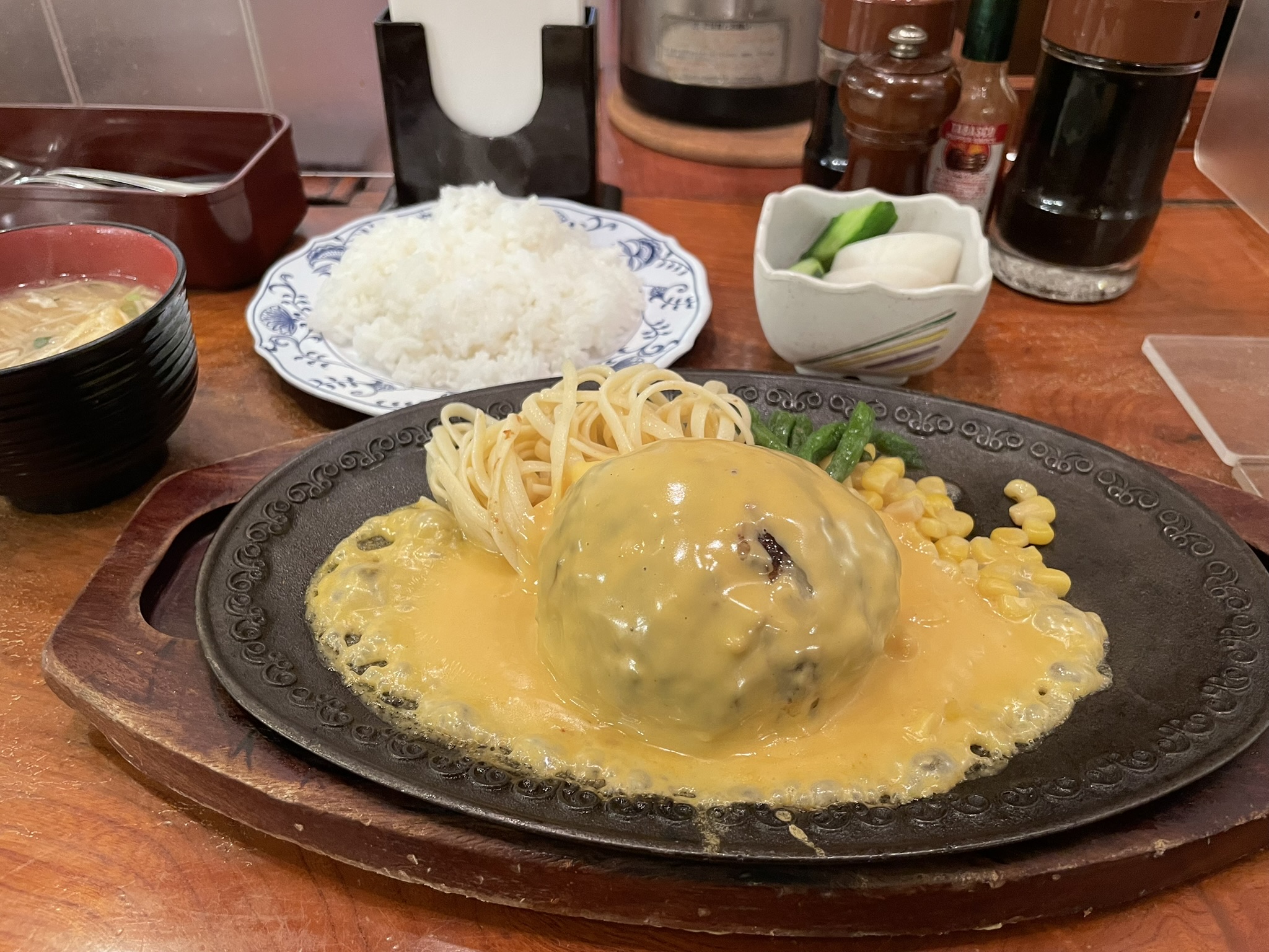 「モンブラン浅草店」さんの「オランダハンバーグ」と「ご飯セット」の写真。