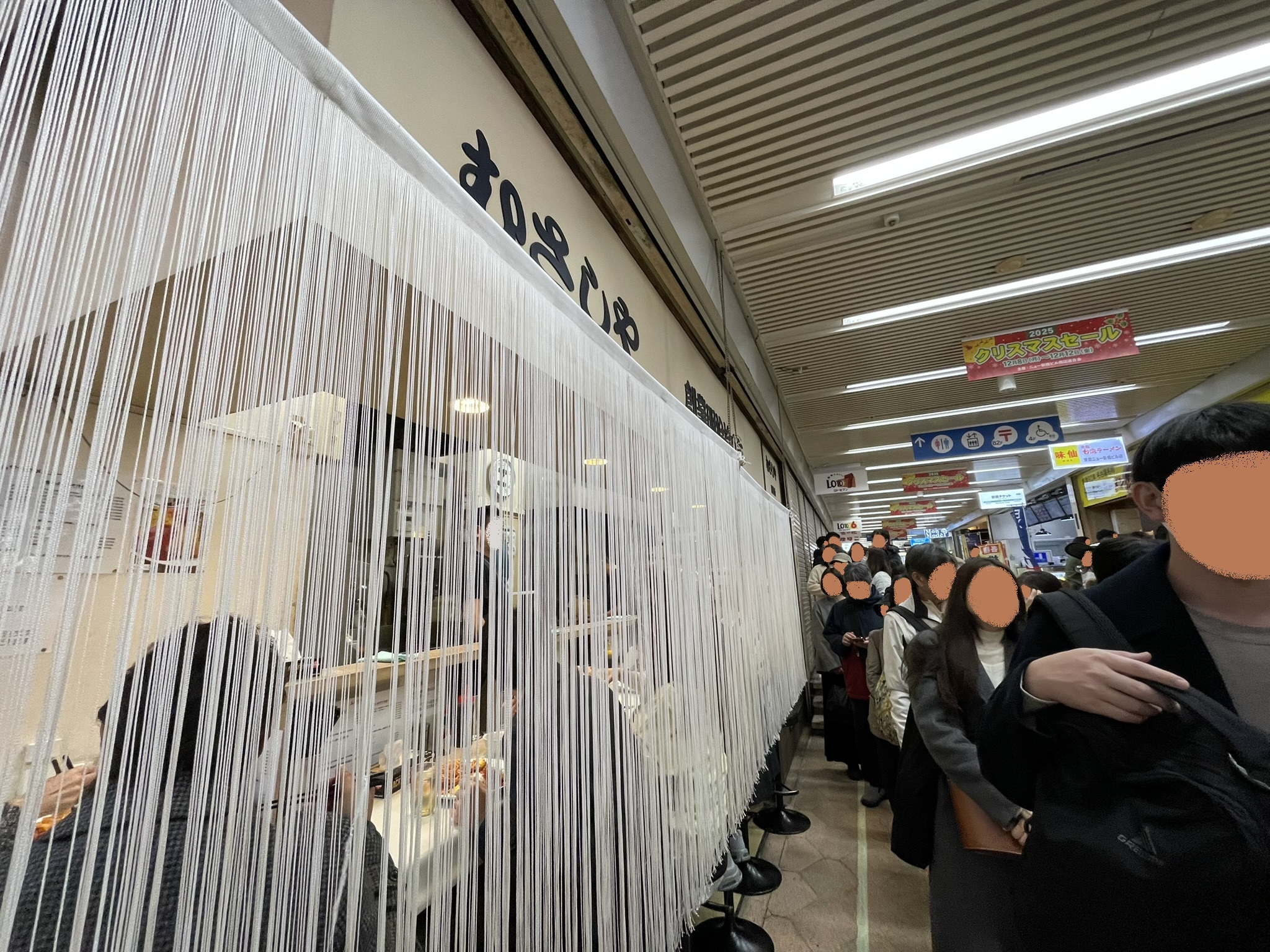 たくさんの人がカウンター席の順番を待っている。