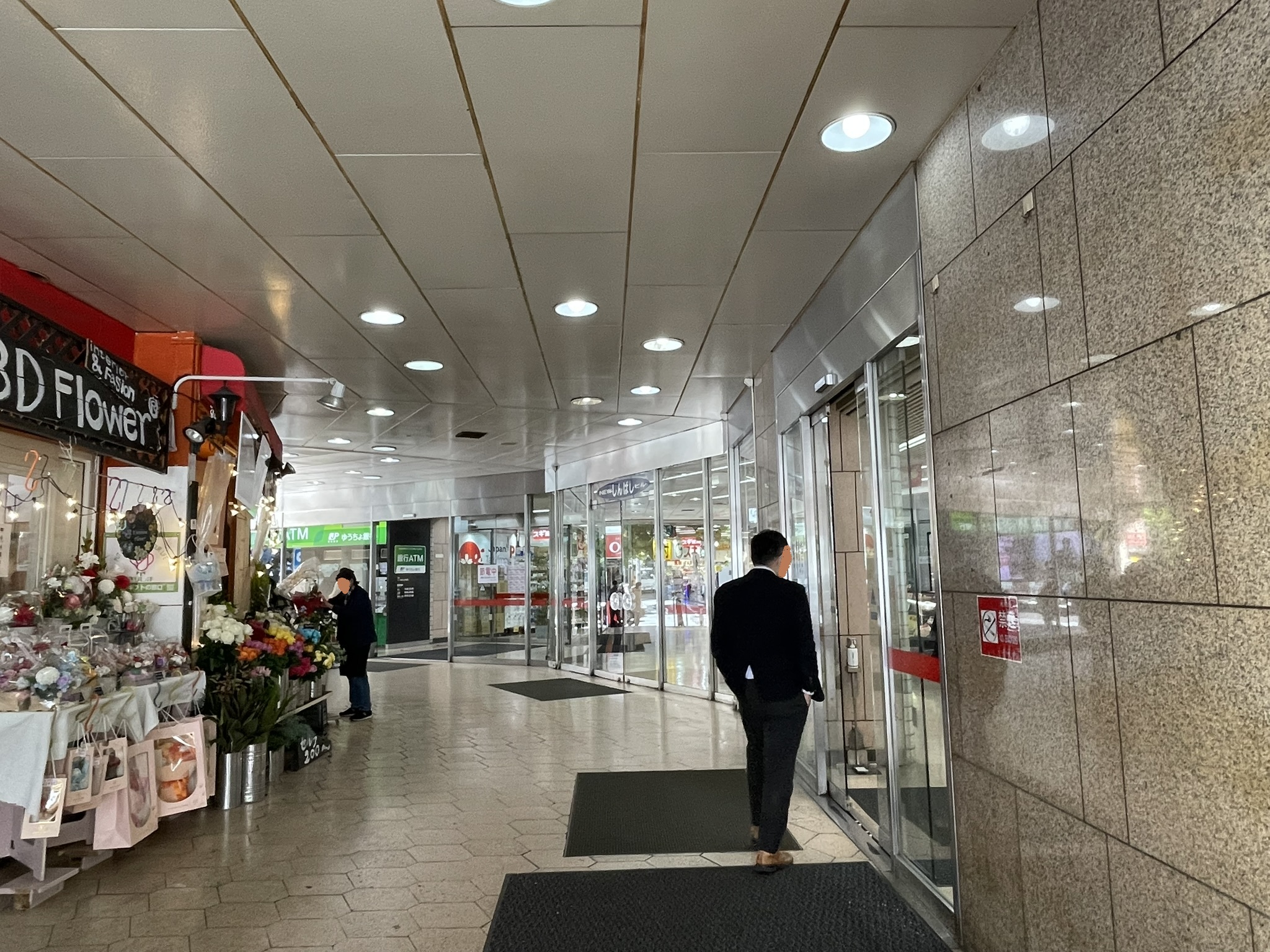 ニュー新橋ビルの1階へと入る。