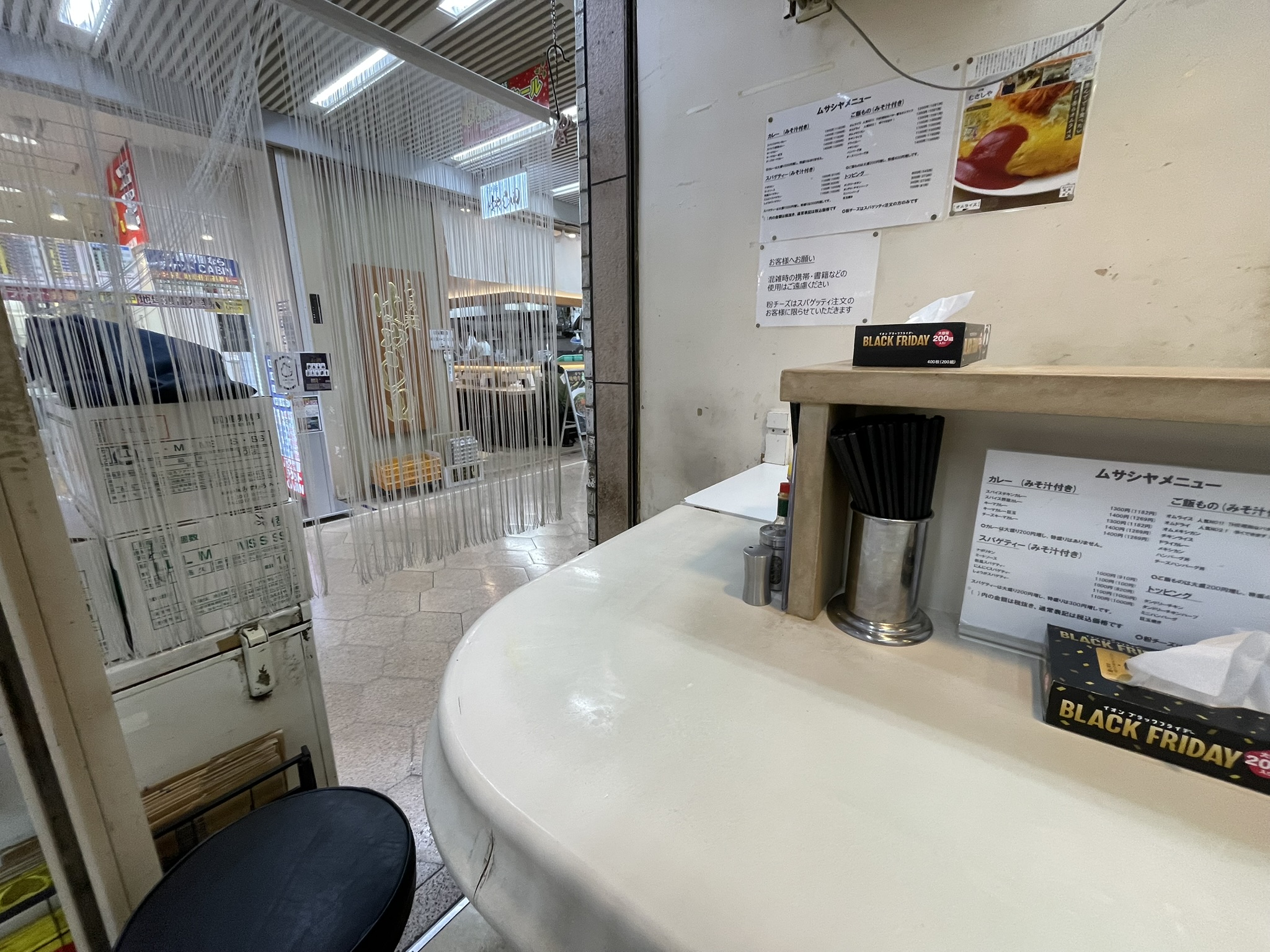 カウンター席の左側に通路が見える。