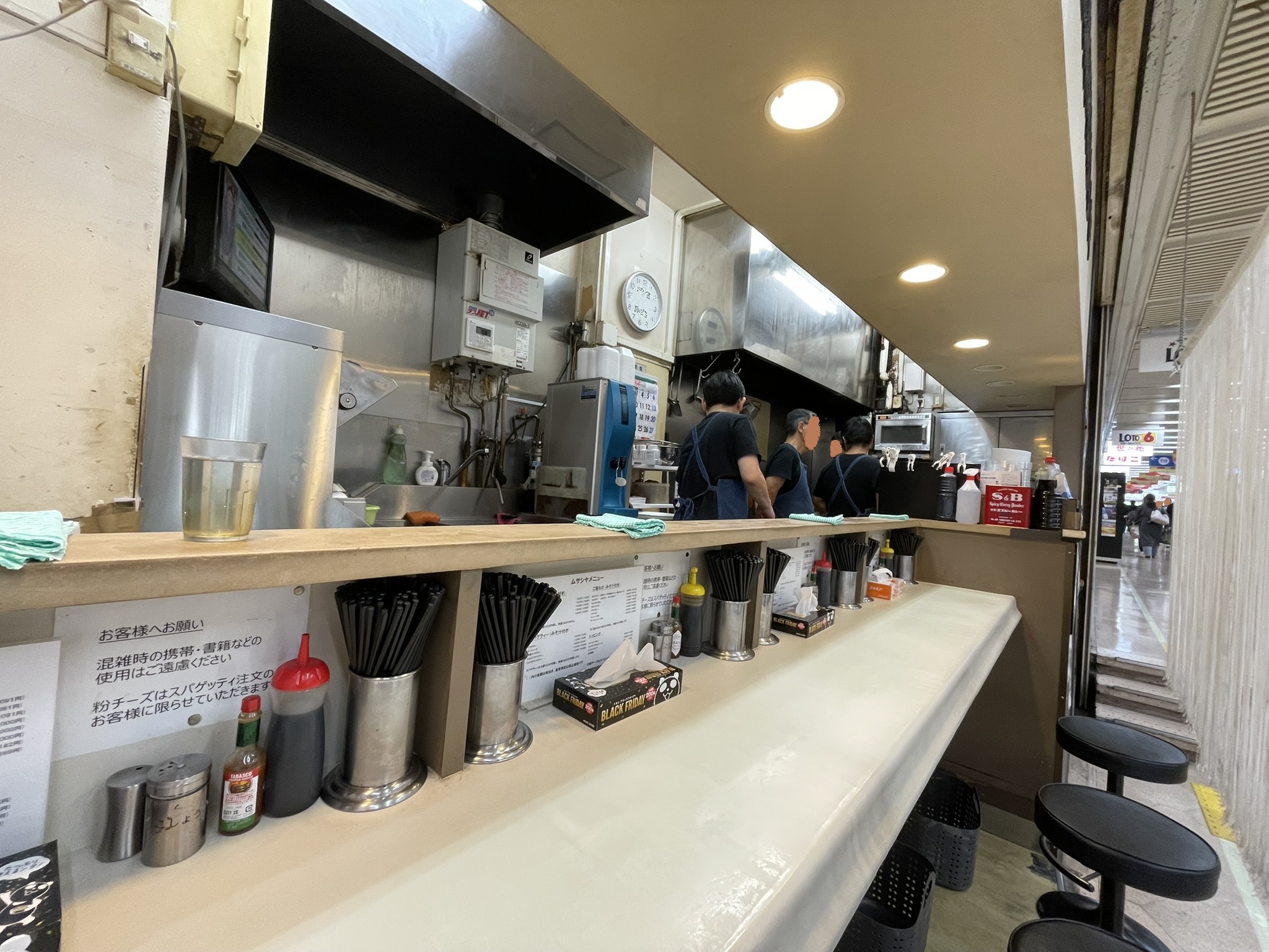 カウンター席のレジ側。