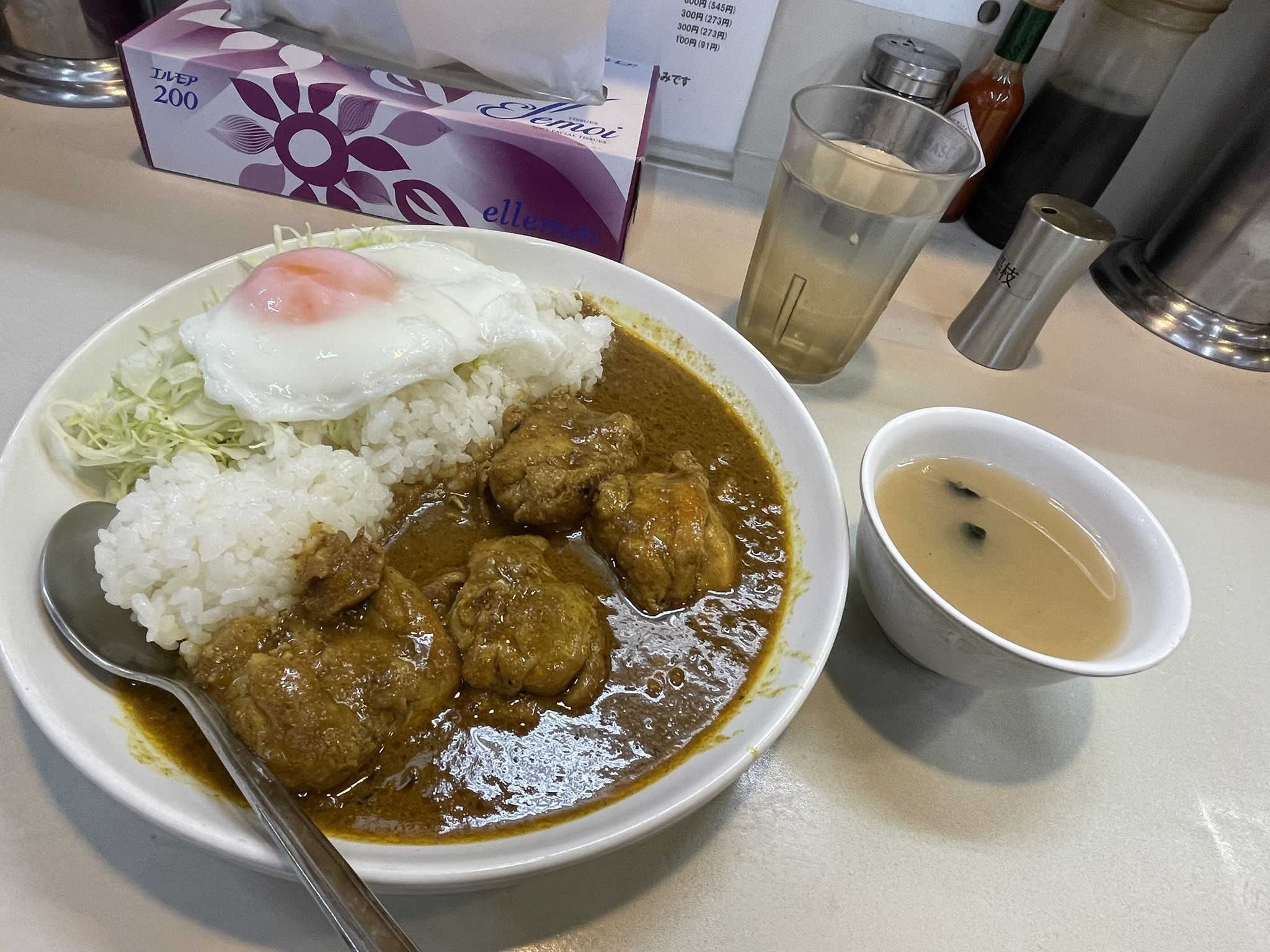 「むさしや」さんのスパイスカレーと目玉焼きトッピング。