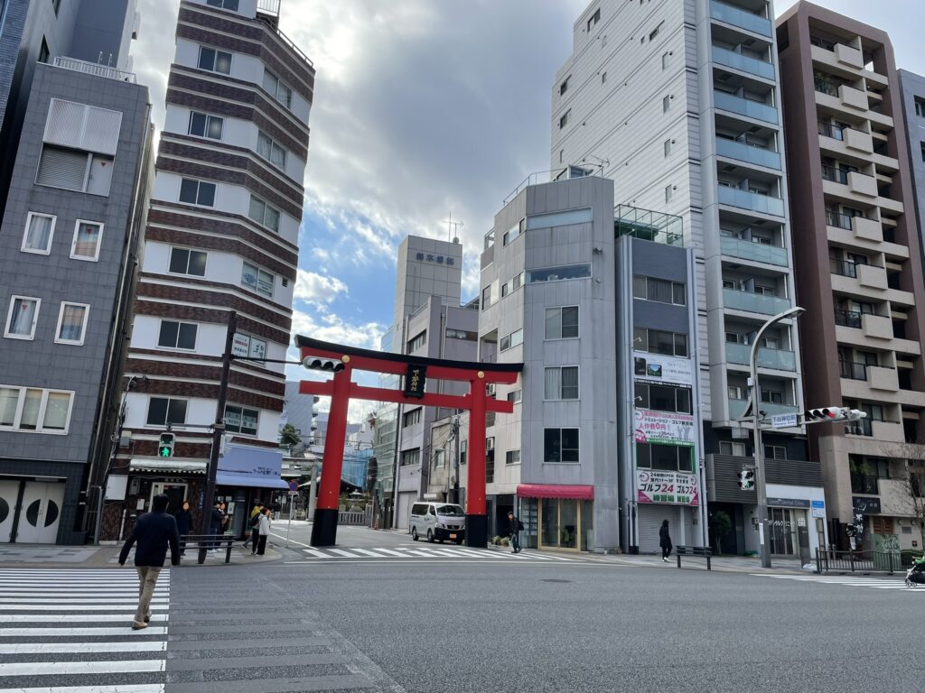 浅草から上野と続くバス通りから見た「下谷神社」の大きくて立派な鳥居。