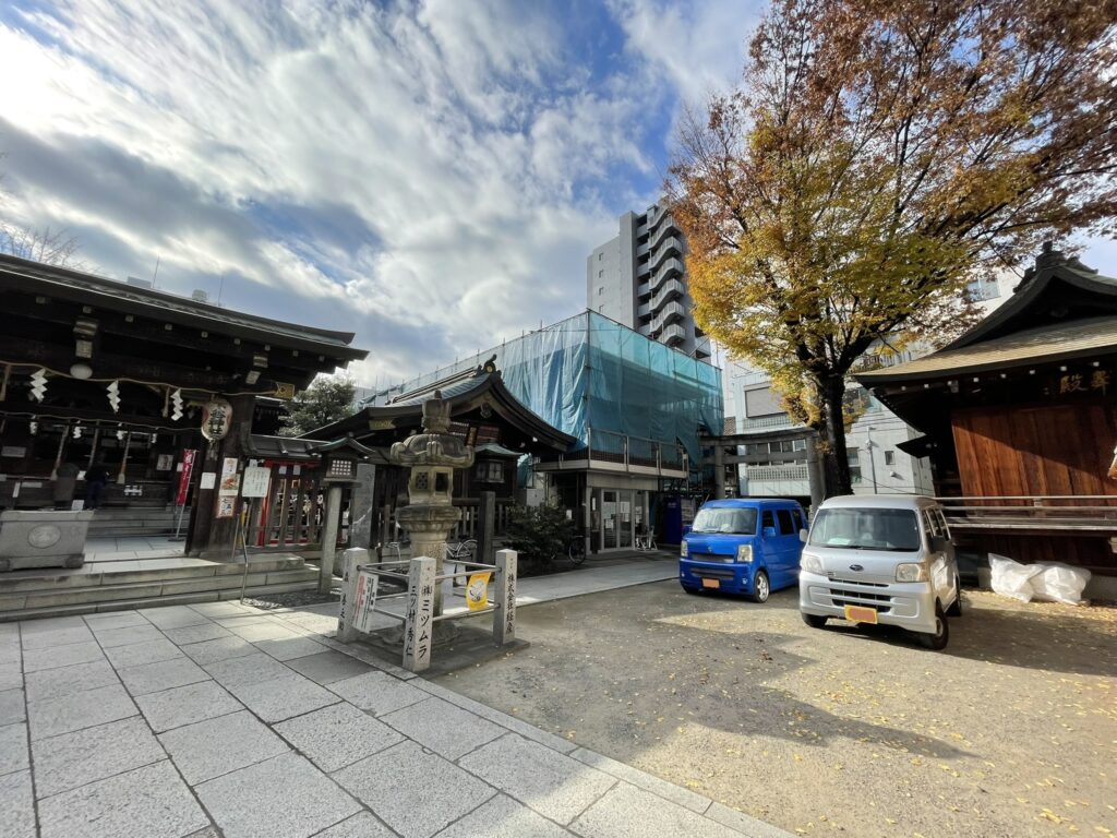 風に揺れる木々と、静かな参道。