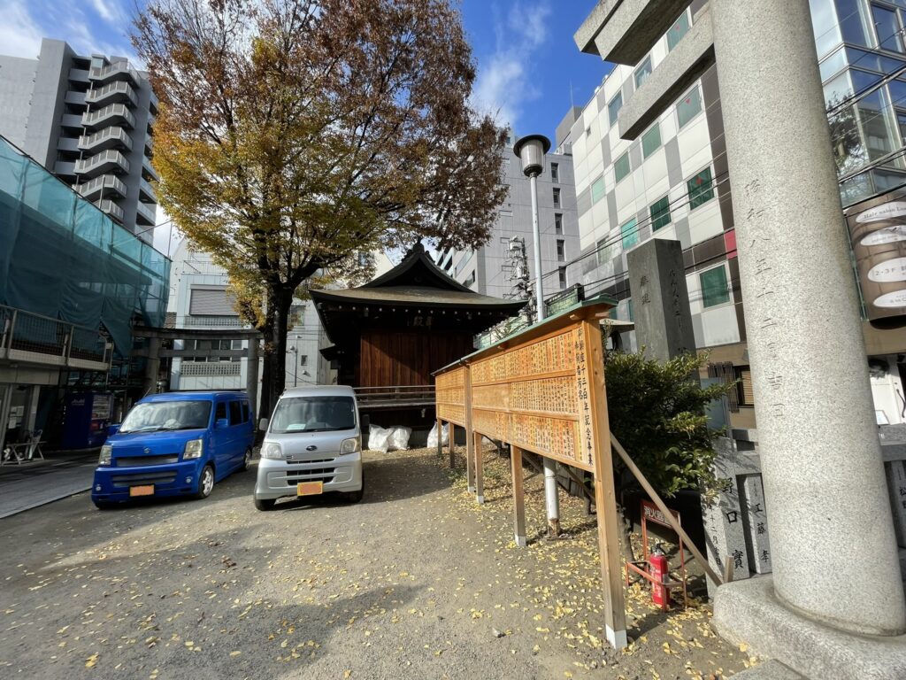 「下谷神社」の境内に入ると、右側に、神様へ歌や舞、芸を奉納するための正式な舞台「舞殿(ぶでん)」がある。
