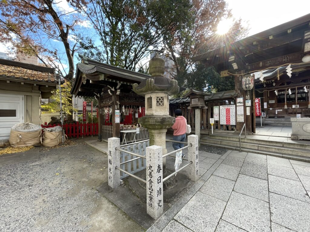 下谷の灯籠は、芸が栄えた町の「明かりの記録」でもある。