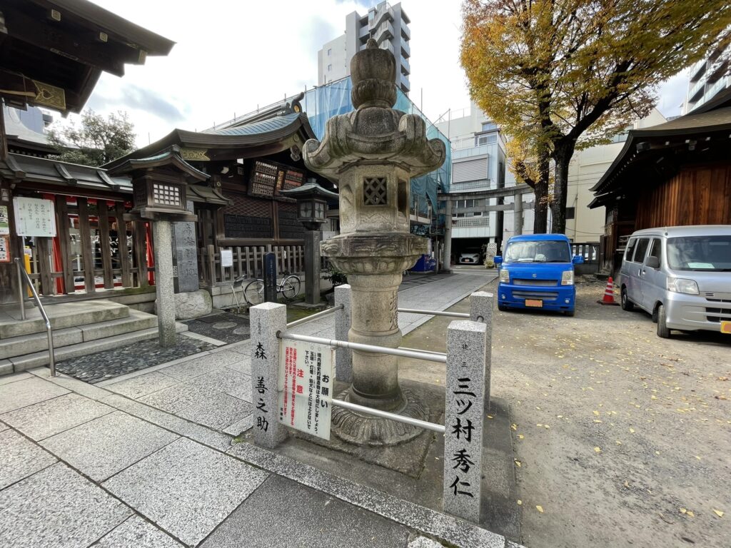 下谷の灯籠は、ただの明かりではない。この町で生きた商人や芸人たちの願いが、今も静かに灯り続けている。