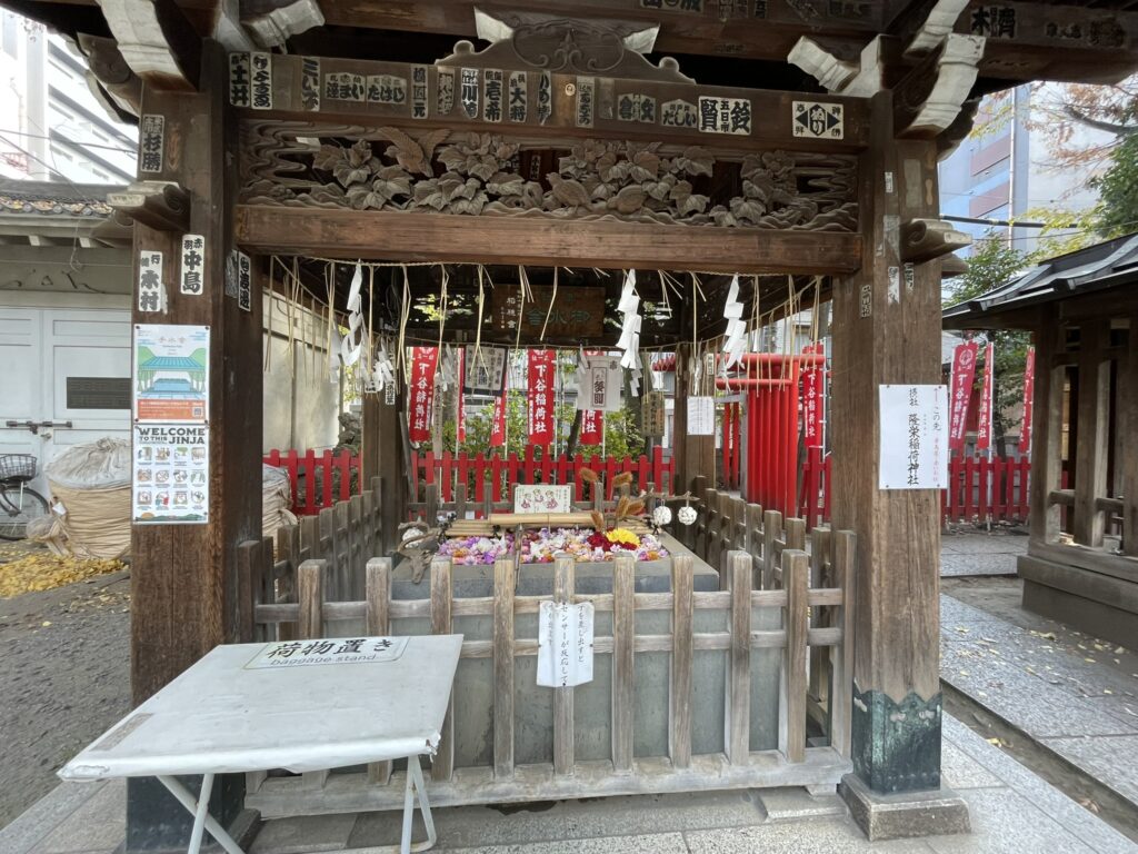 「下谷神社」の「花手水」