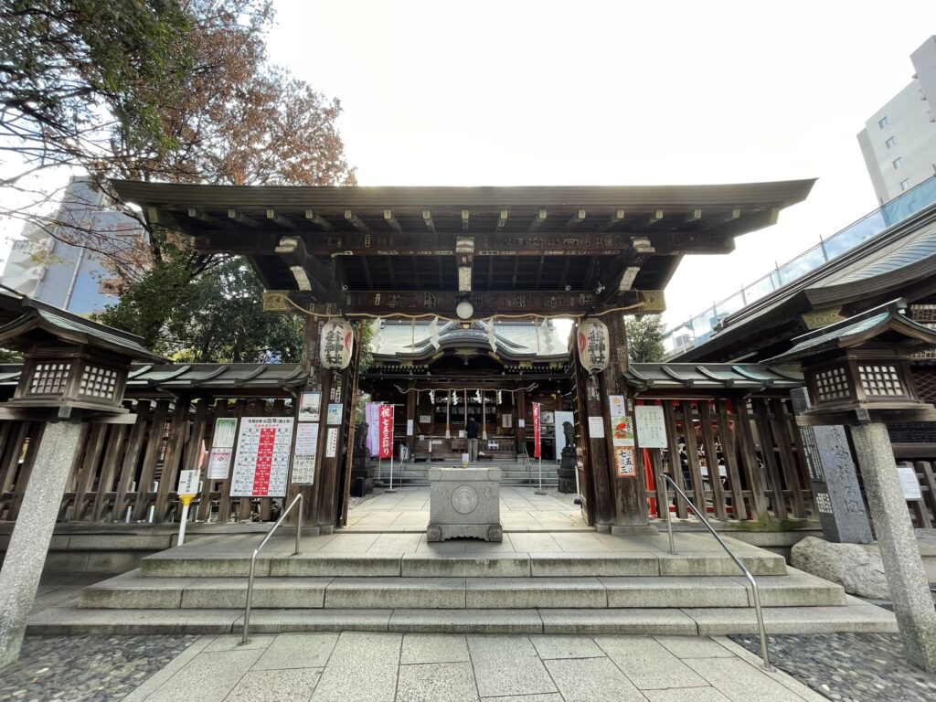 長い歴史を感じさせる、境内のたたずまい。