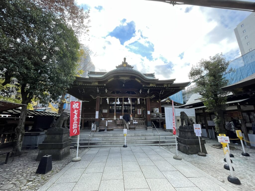 今日も静かに、人々の願いを受け止めている。