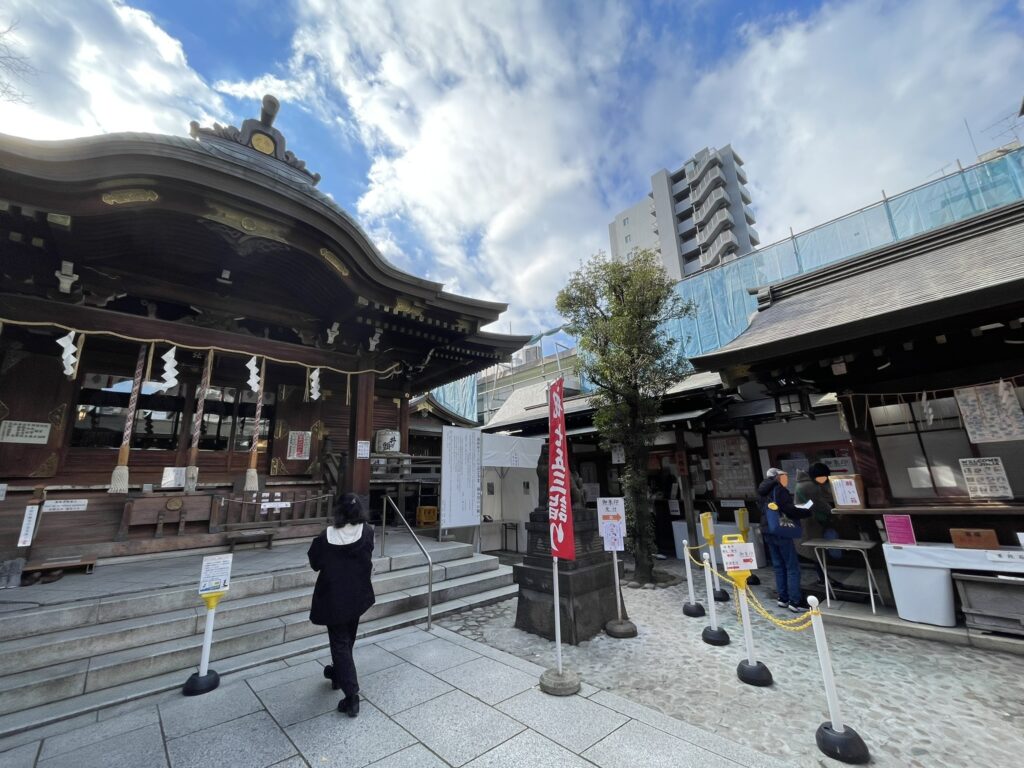 参拝の足音だけが響く、穏やかな境内。