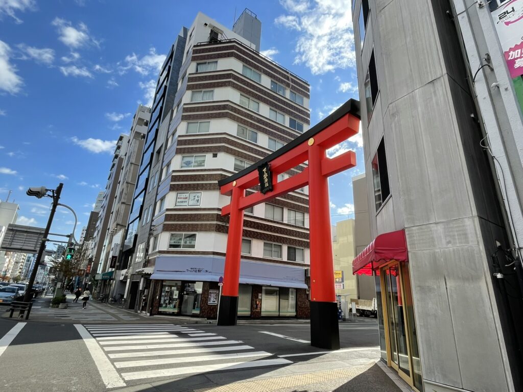 「下谷神社」の鳥居。間近から見ても迫力がある。