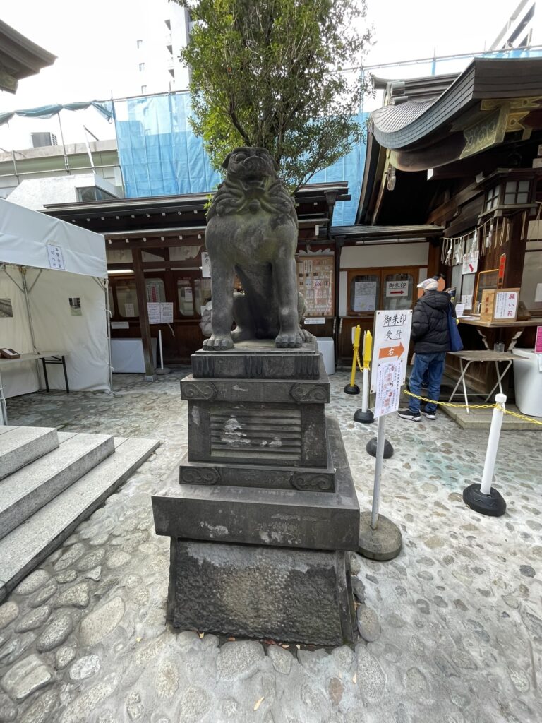 狛犬は向かって左側が「吽形」(口を閉じる)。