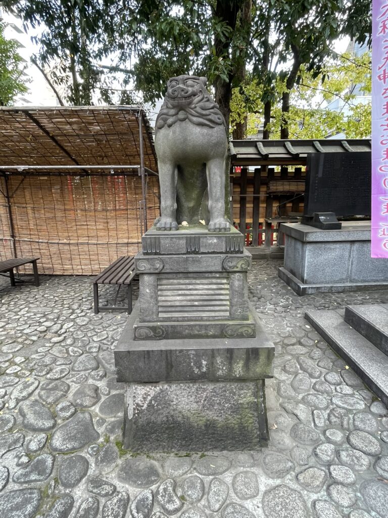 狛犬は向かって右側が「阿形」(口を開ける)。