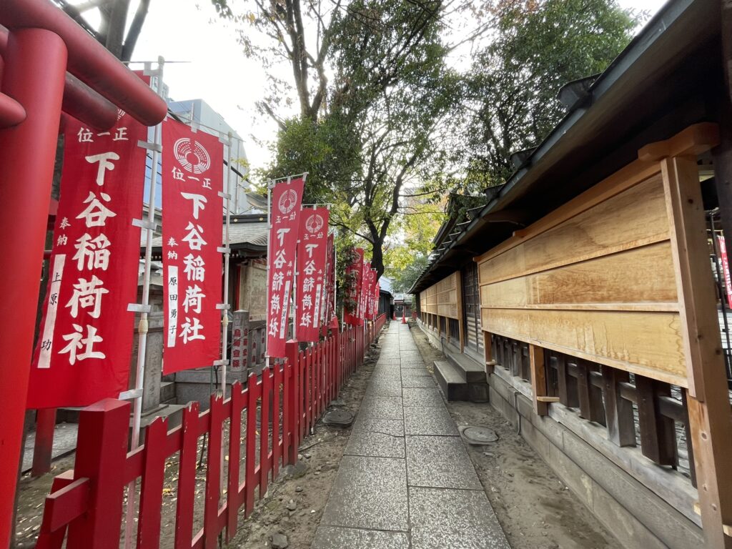「下谷神社」のご神殿と「隆栄稲荷神社」の間にある道は、下谷神社前郵便局側の路地へとつながっている。