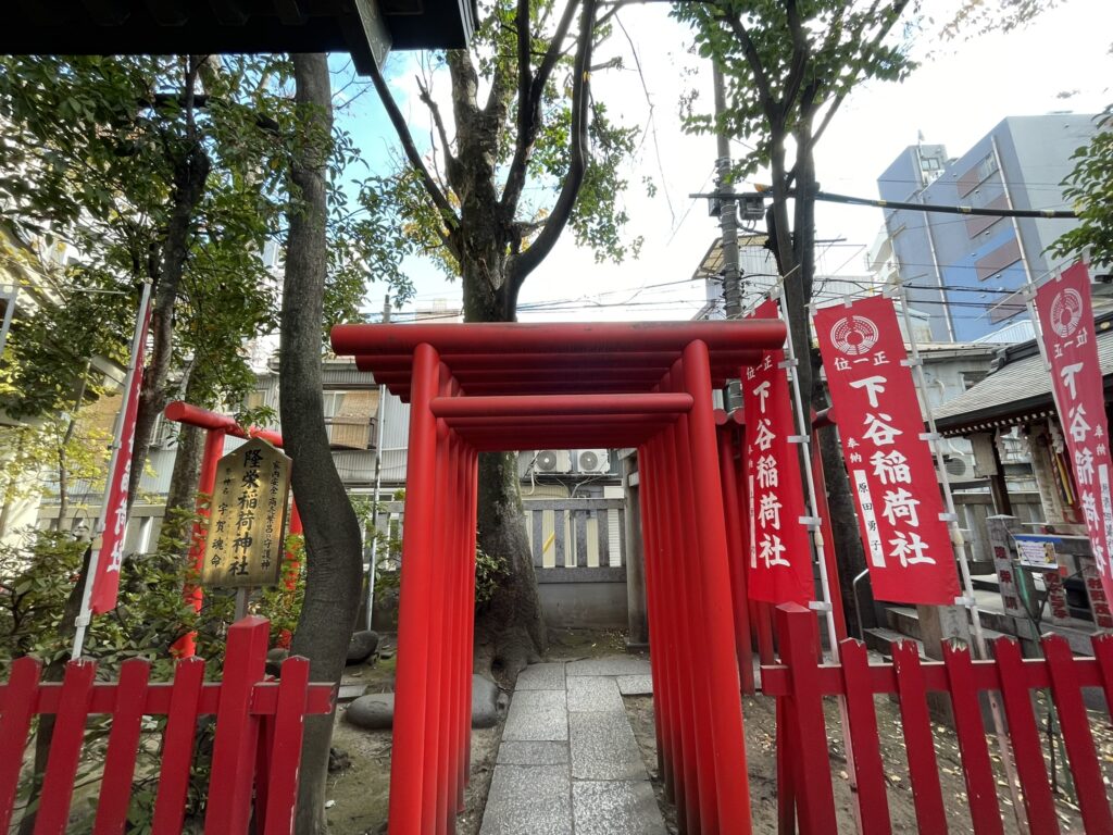 境内社の「隆栄稲荷神社」には、たくさんの鳥居がある。