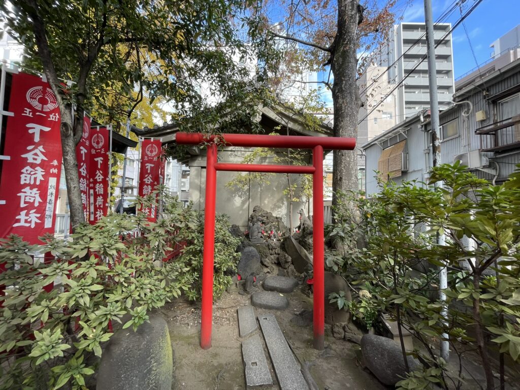 境内社に、たくさんある狐像。