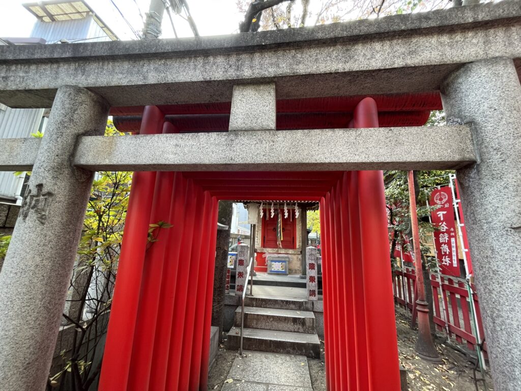 「隆栄稲荷神社」の前にも、たくさんの鳥居。