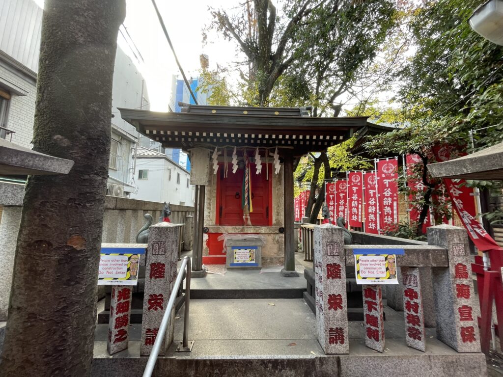 神様の使いである対の狐像もある。