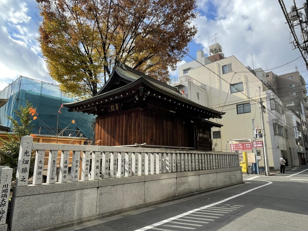 「下谷神社」の「舞殿」が見える。