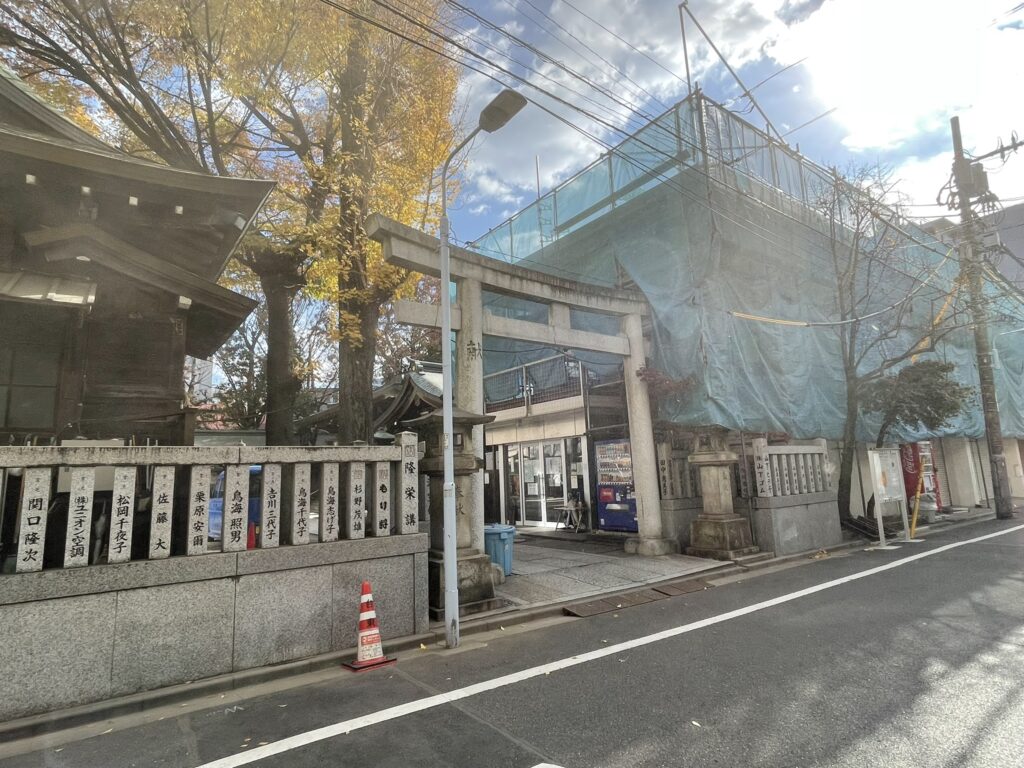 「舞殿」と社務所の間(ご神殿を前にして右側)にある鳥居。