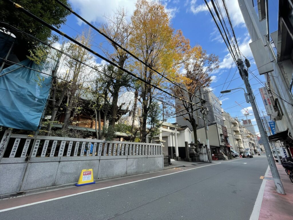 下谷神社前郵便局側の路地。とても落ち着いている。