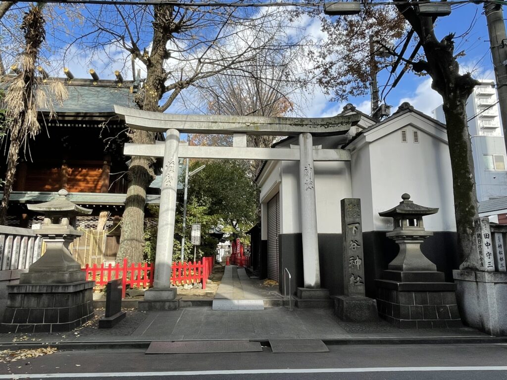 下谷神社前郵便局側の路地に建つ「下谷神社」の鳥居。