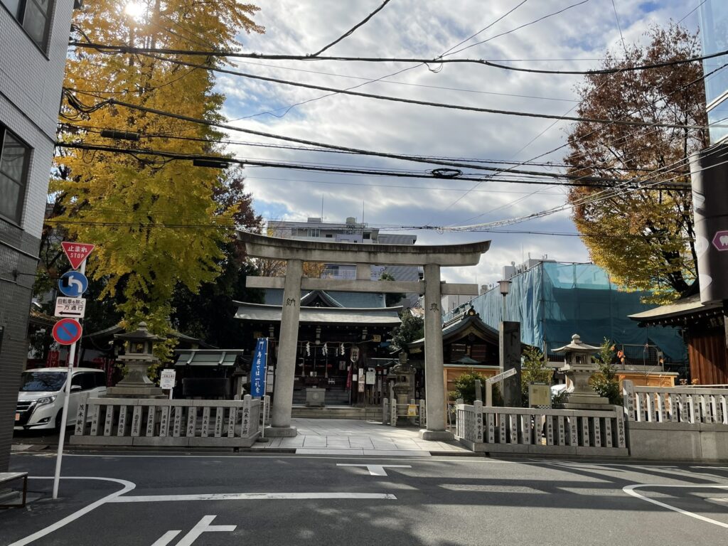 バス通りの大きく立派な赤い鳥居をくぐると「下谷神社」のご神殿が見えてくる。