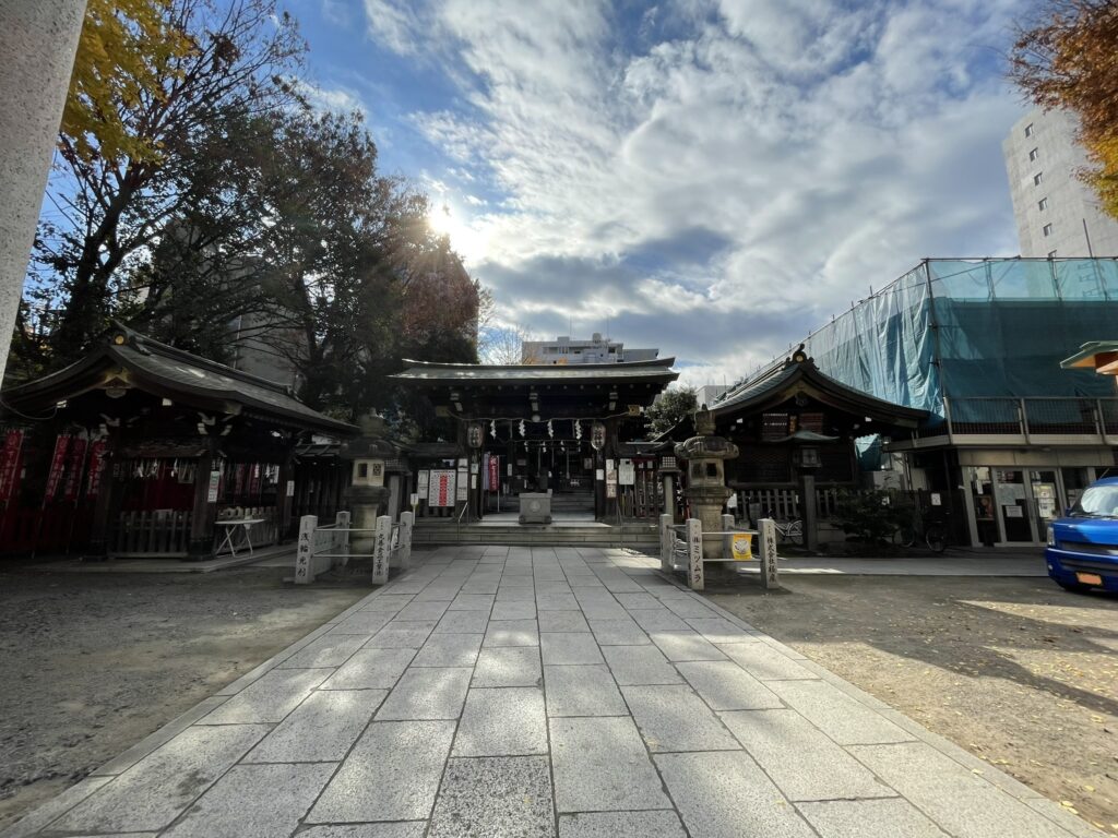 浅草通り(バス通り)に面した鳥居から入った「下谷神社」の境内。神社の神聖な空気に包まれている。