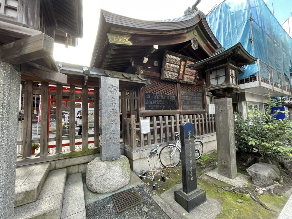 「下谷神社」には「寄席発祥之地」と、正岡子規氏の碑が並んで建っている。