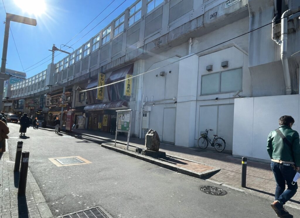 日中の上野駅前通り商店街。石川啄木氏の歌の碑がある。